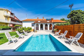 House with private pool 150 m from sea!